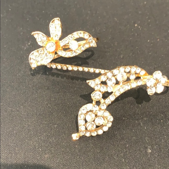 Gold tone Crystal finger bracelet - Picture 3 of 8